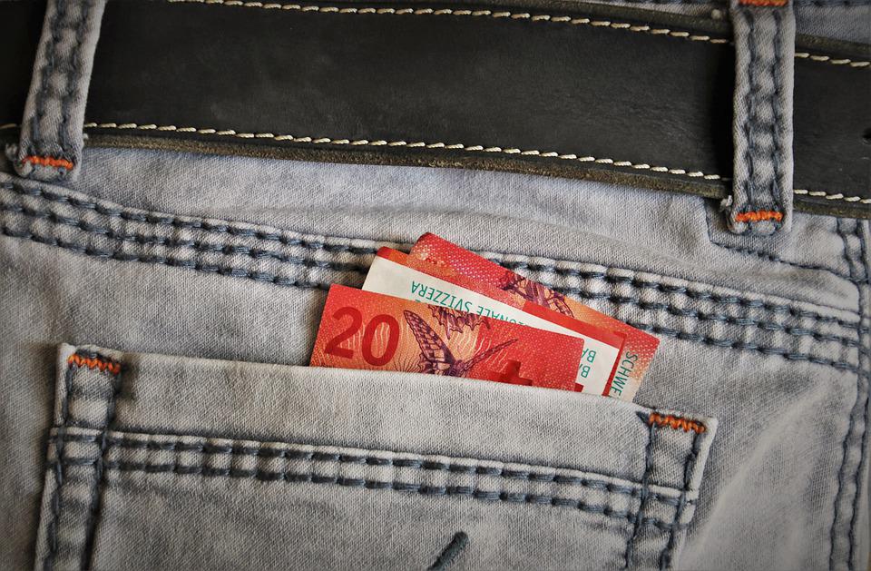 Cédulas no bolso traseiro do jeans