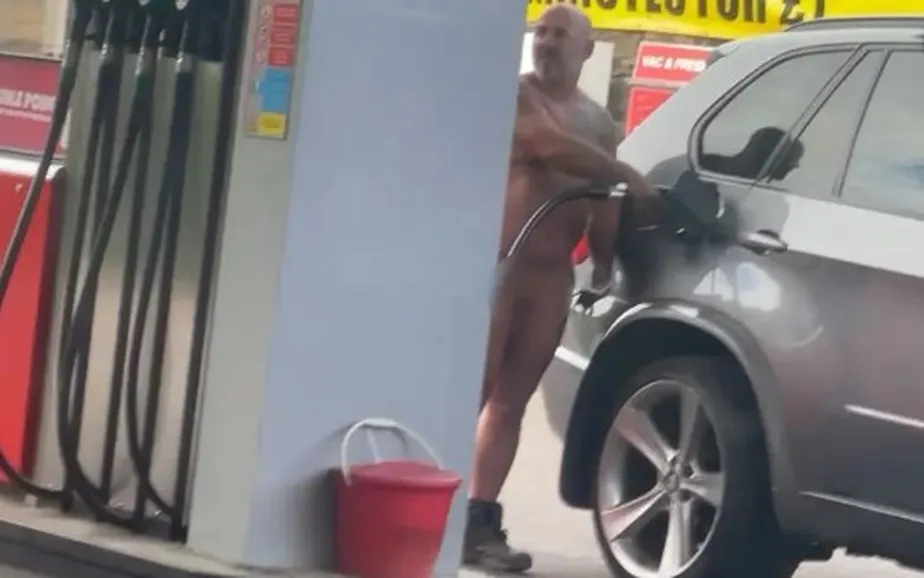 Homem viraliza após abastecer nu o seu carro em posto de gasolina vídeo CRN com br