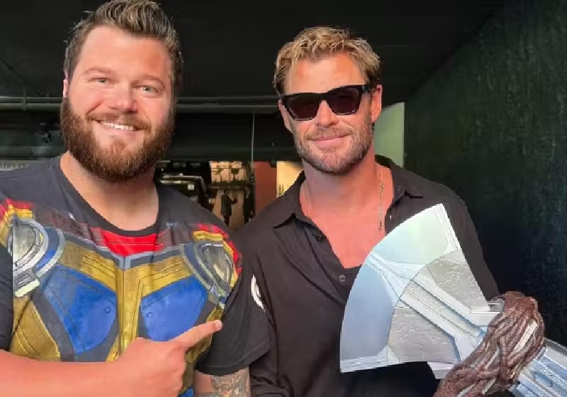 Thor da fiel? Apresentador presenteia Chris Hemsworth com camisa do  Corinthians; veja - Lance!